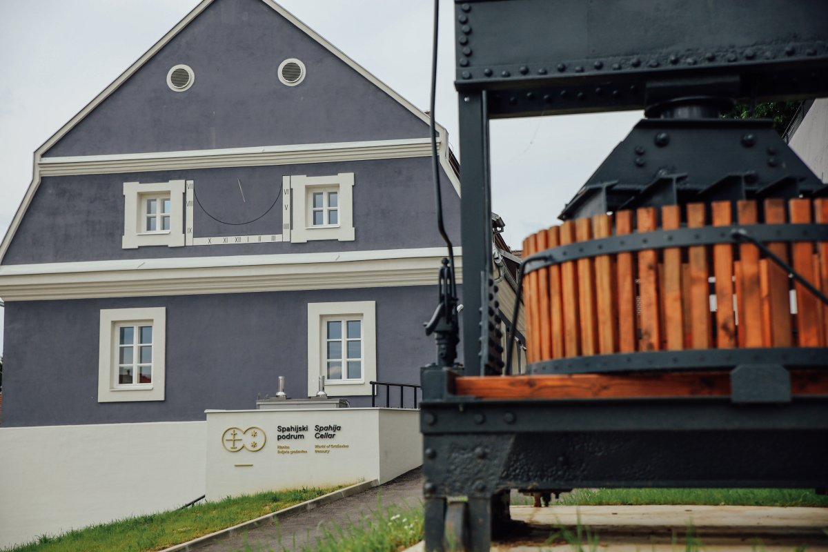 Posjetiteljski centar Spahijski podrum (Muzej grada Pakraca i Gradska knjižnica Pakrac)
