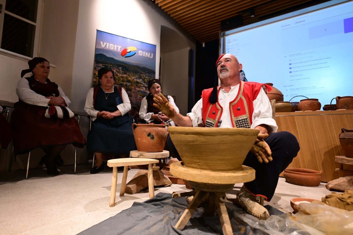 Tradicijsko lončarstvo ručnog kola iz Potravlja - Čuvari ba&scaron;tine - edukativne radionice