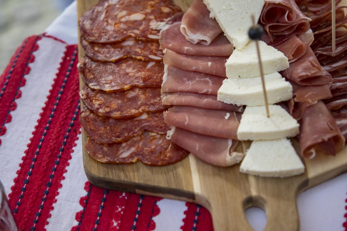 Kulinarska razglednica ravnice: Tradicijski stol i autohtoni okusi Pustare Vi&scaron;njica