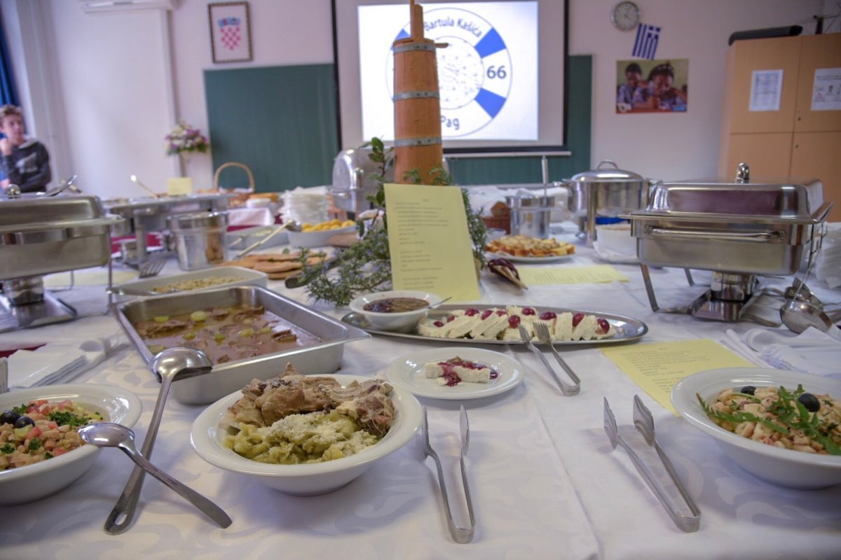 Knjižica recepata "Ca, ča, &scaron;to se nekad kuhalo na na&scaron;em otoku"; knjižica recepata "Pag on the menu. L`isola di Pago sul menu. Pag auf dem Menu"