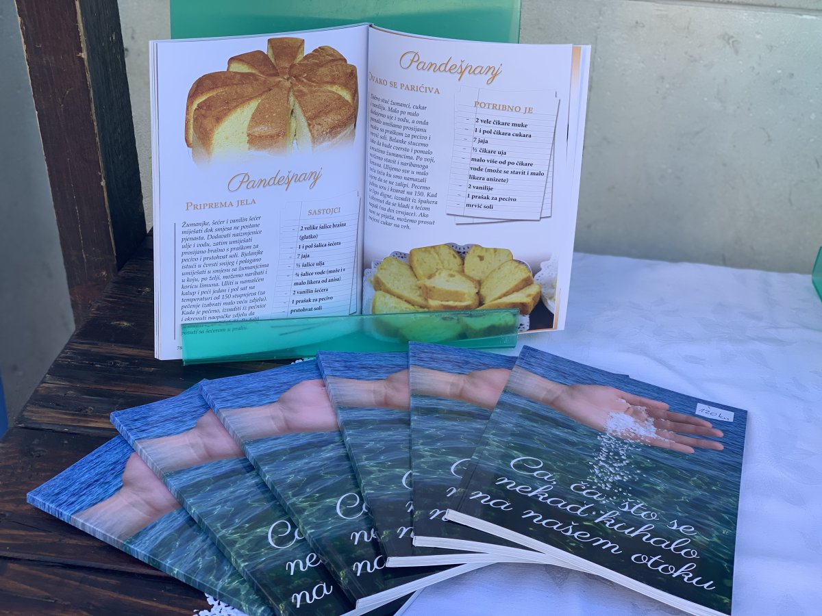 Knjižica recepata "Ca, ča, &scaron;to se nekad kuhalo na na&scaron;em otoku"; knjižica recepata "Pag on the menu. L`isola di Pago sul menu. Pag auf dem Menu"