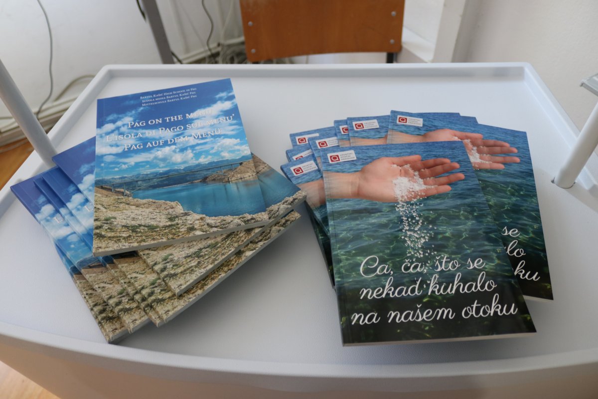 Knjižica recepata "Ca, ča, &scaron;to se nekad kuhalo na na&scaron;em otoku"; knjižica recepata "Pag on the menu. L`isola di Pago sul menu. Pag auf dem Menu"