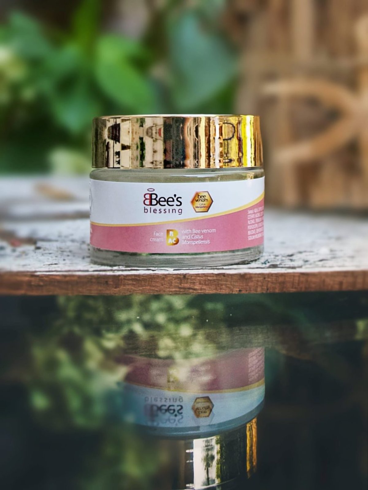 Bees Blessing krema za lice s pčelinjim otrovom i bušinom