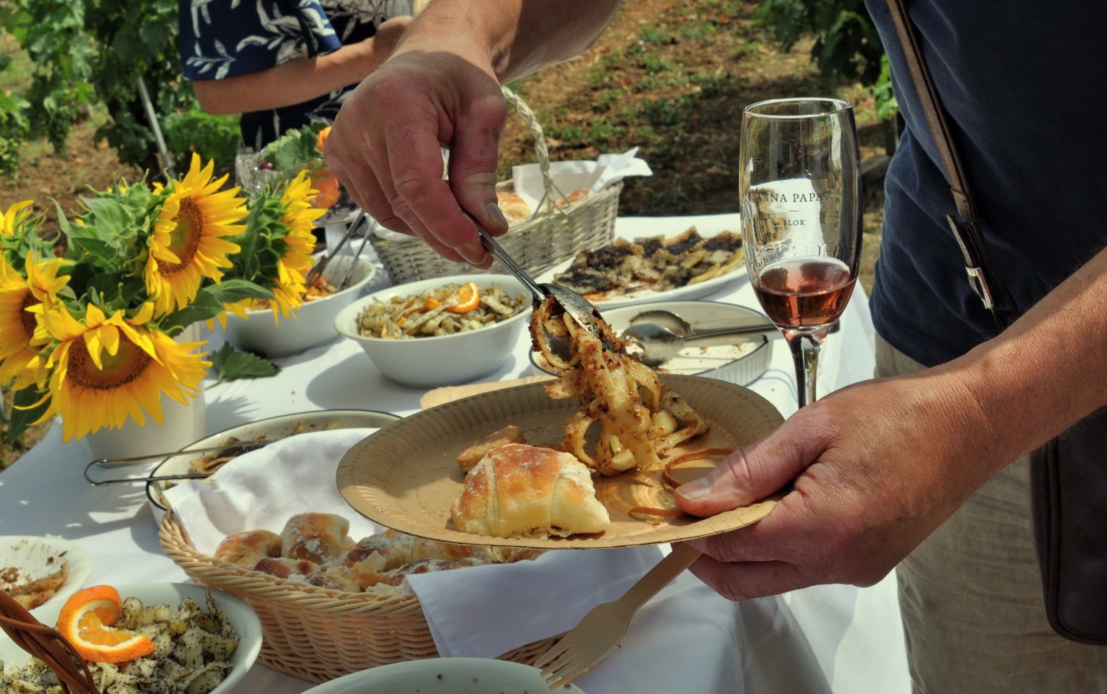 Pjenušavi srijemski doručak u vinogradu